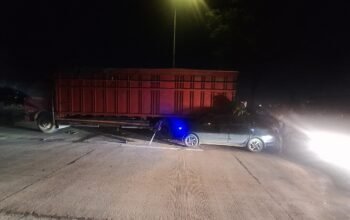 Tabrak Truk Mogok di Jalan Bypass Alang-Alang Lebar Palembang, Pengemudi Sigra Terluka Dikepala