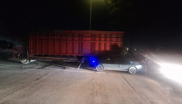 Tabrak Truk Mogok di Jalan Bypass Alang-Alang Lebar Palembang, Pengemudi Sigra Terluka Dikepala