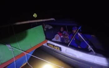 Darurat, Ambulance Apung Ditpolairud Polda Sumsel Evakuasi Balita Menderita Muntaber ke RS Pelabuhan Boom Baru Palembang