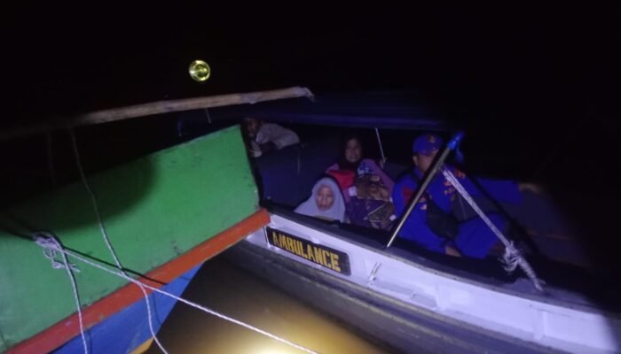 Darurat, Ambulance Apung Ditpolairud Polda Sumsel Evakuasi Balita Menderita Muntaber ke RS Pelabuhan Boom Baru Palembang