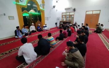 Isi Malam Minggu dengan Kegiatan Positif, Puluhan Remaja di Kampung Sukosari Kumpul di Masjid Al Huda