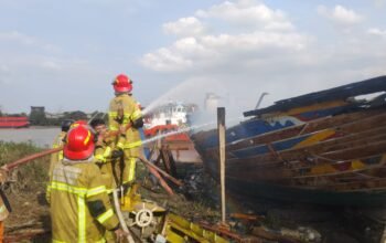 Jukung Kayu di Tepi Sungai Musi Ludes Terbakar Saat Proses Perbaikan