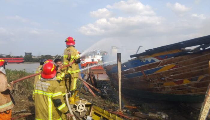 Jukung Kayu di Tepi Sungai Musi Ludes Terbakar Saat Proses Perbaikan