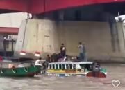 Ditabrak dari Samping Speedboat 40 PK Terbalik di Bawah Jembatan Ampera, 11 Penumpang Selamat