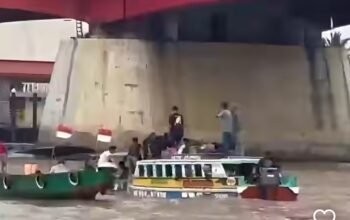Ditabrak dari Samping Speedboat 40 PK Terbalik di Bawah Jembatan Ampera, 11 Penumpang Selamat
