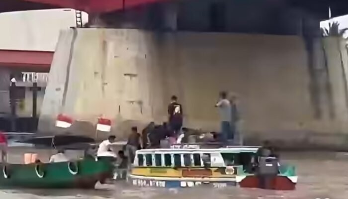 Ditabrak dari Samping Speedboat 40 PK Terbalik di Bawah Jembatan Ampera, 11 Penumpang Selamat