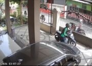 Pelaku Curanmor Berjaket Ojol Gasak Motor di Teras Rumah Warga di Jalan Kancil Putih Palembang