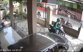 Pelaku Curanmor Berjaket Ojol Gasak Motor di Teras Rumah Warga di Jalan Kancil Putih Palembang