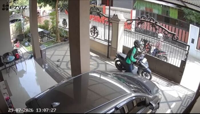 Pelaku Curanmor Berjaket Ojol Gasak Motor di Teras Rumah Warga di Jalan Kancil Putih Palembang