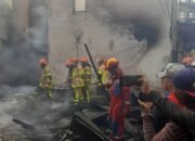 Kebakaran di Pemukiman Padat Penduduk Boom Baru, Petugas Damkar Kesulitan Jangkau Lokasi