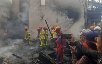 Kebakaran di Pemukiman Padat Penduduk Boom Baru, Petugas Damkar Kesulitan Jangkau Lokasi