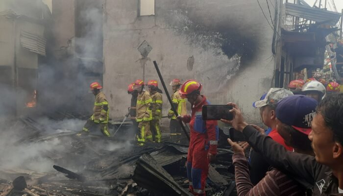 Kebakaran di Pemukiman Padat Penduduk Boom Baru, Petugas Damkar Kesulitan Jangkau Lokasi