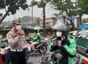 Asap Karhutla Ganggu Kesehatan, Ditlantas Polda Sumsel Bagi bagi Masker ke Pengendara Motor