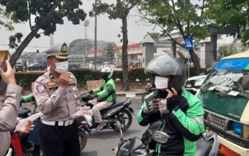 Asap Karhutla Ganggu Kesehatan, Ditlantas Polda Sumsel Bagi bagi Masker ke Pengendara Motor