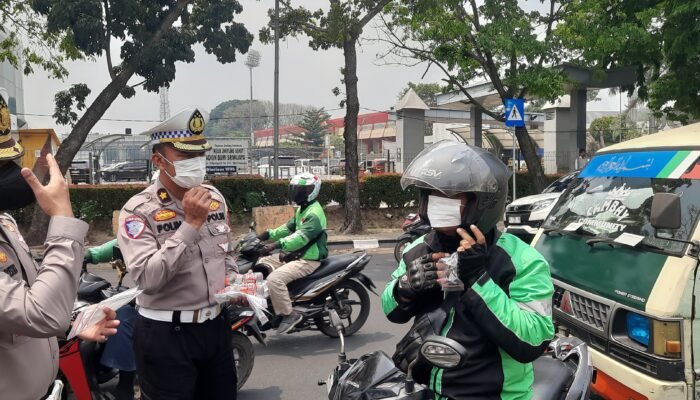 Asap Karhutla Ganggu Kesehatan, Ditlantas Polda Sumsel Bagi bagi Masker ke Pengendara Motor