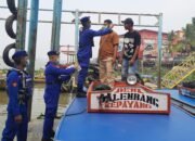 Kabut Asap Pekat, Ditpolairud Polda Sumsel Bagikan Masker ke Penumpang dan Serang Speedboat