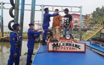 Kabut Asap Pekat, Ditpolairud Polda Sumsel Bagikan Masker ke Penumpang dan Serang Speedboat