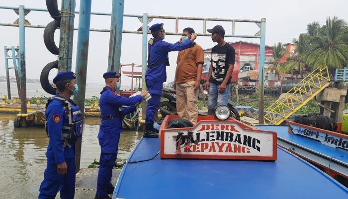 Kabut Asap Pekat, Ditpolairud Polda Sumsel Bagikan Masker ke Penumpang dan Serang Speedboat