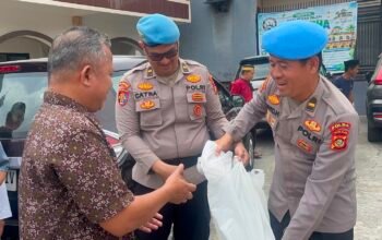 Baksos di Masjid Al-Ikhlas Talang Aman, Bidpropam Polda Sumsel Bagi bagi Nasi Kotak ke Jamaah
