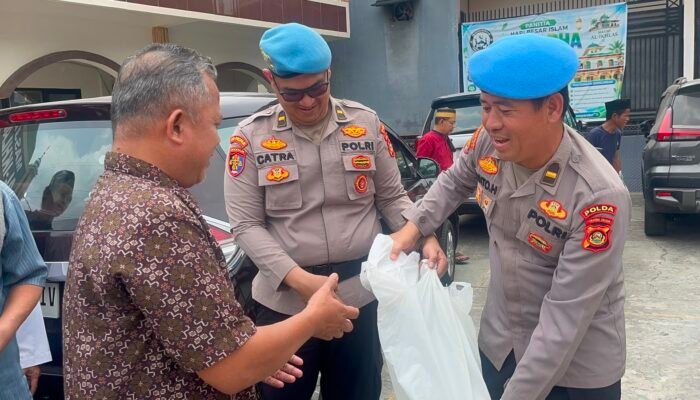 Baksos di Masjid Al-Ikhlas Talang Aman, Bidpropam Polda Sumsel Bagi bagi Nasi Kotak ke Jamaah
