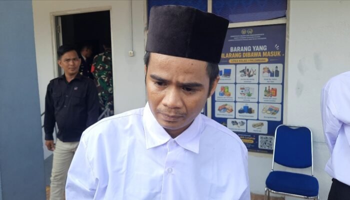 Sujud Syukur Alfandi Napi Kasus Pembunuhan di Lapas Anak Palembang Usai Bebas dari Penjara