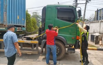 Geser Kabel Menjuntai, Sopir Truk Kontainer Asal Jakarta Tewas Kesetrum Aliran Listrik