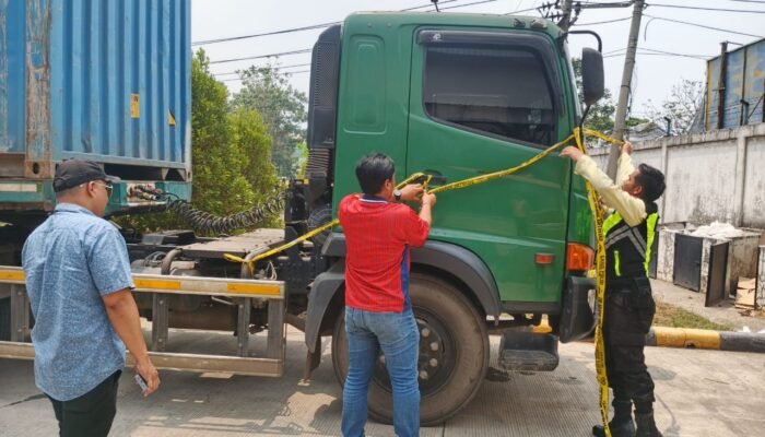 Geser Kabel Menjuntai, Sopir Truk Kontainer Asal Jakarta Tewas Kesetrum Aliran Listrik