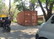 Tersangkut di Dahan Pohon, Box Kontainer Jatuh di Simpang BLK Palembang, Sopir Truknya Disanksi Tilang