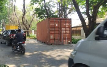 Tersangkut di Dahan Pohon, Box Kontainer Jatuh di Simpang BLK Palembang, Sopir Truknya Disanksi Tilang