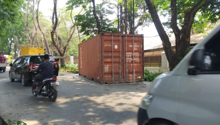 Tersangkut di Dahan Pohon, Box Kontainer Jatuh di Simpang BLK Palembang, Sopir Truknya Disanksi Tilang