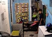 Motor Warga Sukawinatan Palembang Digondol Maling, Tampang Pelaku Terekam CCTV