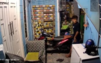 Motor Warga Sukawinatan Palembang Digondol Maling, Tampang Pelaku Terekam CCTV
