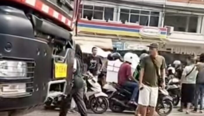 Truk Trailer Seruduk Motor di Simpang KM 12 Palembang, Satu Tewas dan Satu Luber