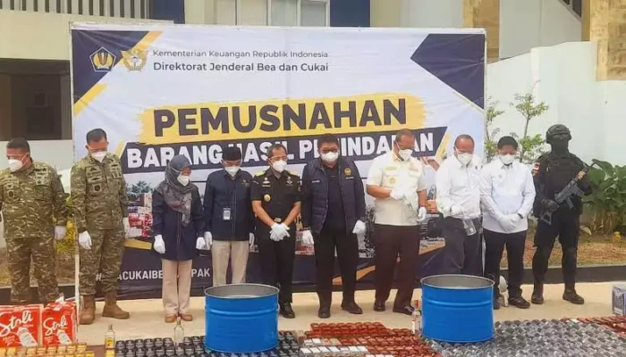 Bea Cukai Sumbagtim Musnahkan 22,4 Juta Batang Rokok dan Mikol Ilegal