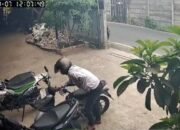 Terekam CCTV, Pelaku Curanmor di Jalan Sukarela Palembang Nekat Beraski di Siang Bolong