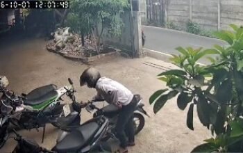 Terekam CCTV, Pelaku Curanmor di Jalan Sukarela Palembang Nekat Beraski di Siang Bolong