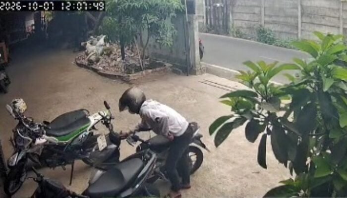 Terekam CCTV, Pelaku Curanmor di Jalan Sukarela Palembang Nekat Beraski di Siang Bolong