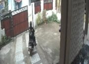 Terekam CCTV, Dua Pria Gasak Motor Mahasiswa di Kosan Kemang Manis Palembang