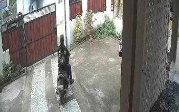 Terekam CCTV, Dua Pria Gasak Motor Mahasiswa di Kosan Kemang Manis Palembang