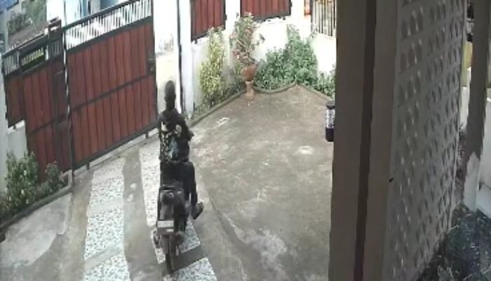 Terekam CCTV, Dua Pria Gasak Motor Mahasiswa di Kosan Kemang Manis Palembang