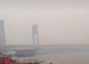 Dari Keagenan PT Sukses Wahana Maritim, Tongkang Batu Bara Tabrak Pilar Jembatan LRT Palembang
