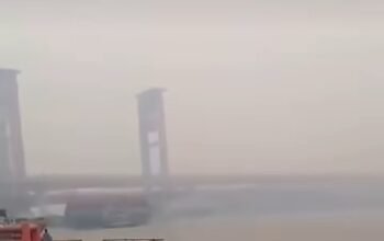 Dari Keagenan PT Sukses Wahana Maritim, Tongkang Batu Bara Tabrak Pilar Jembatan LRT Palembang
